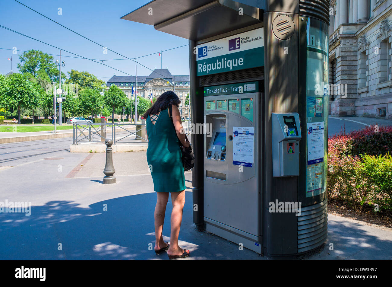 Strasbourg, femme l'achat ticket de tram au distributeur automatique de la  station de tramway, Place de la République, quartier Neustadt, Alsace,  France, Europe Photo Stock - Alamy