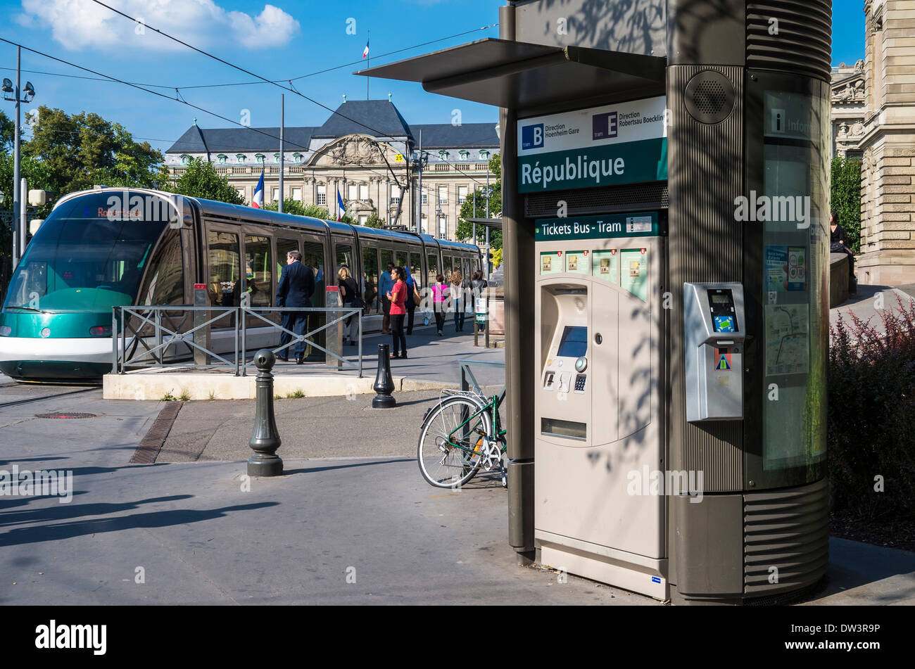 Strasbourg, distributeur automatique de billets de tramway à la station de  tram, tramway transport, Place de la République, quartier Neustadt, Alsace,  France, Europe Photo Stock - Alamy
