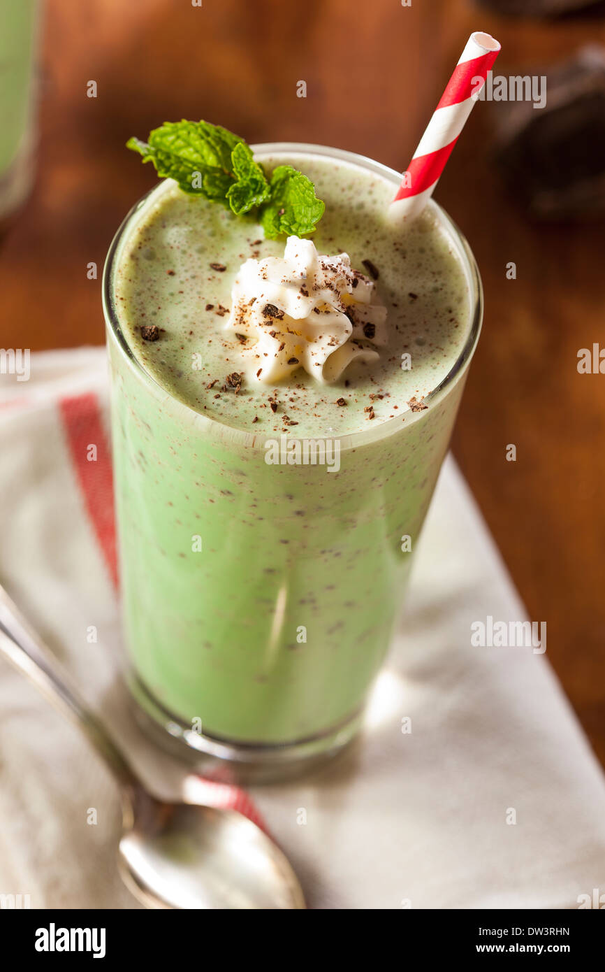 Rempli de pépites de chocolat menthe MilkShake avec une paille Banque D'Images