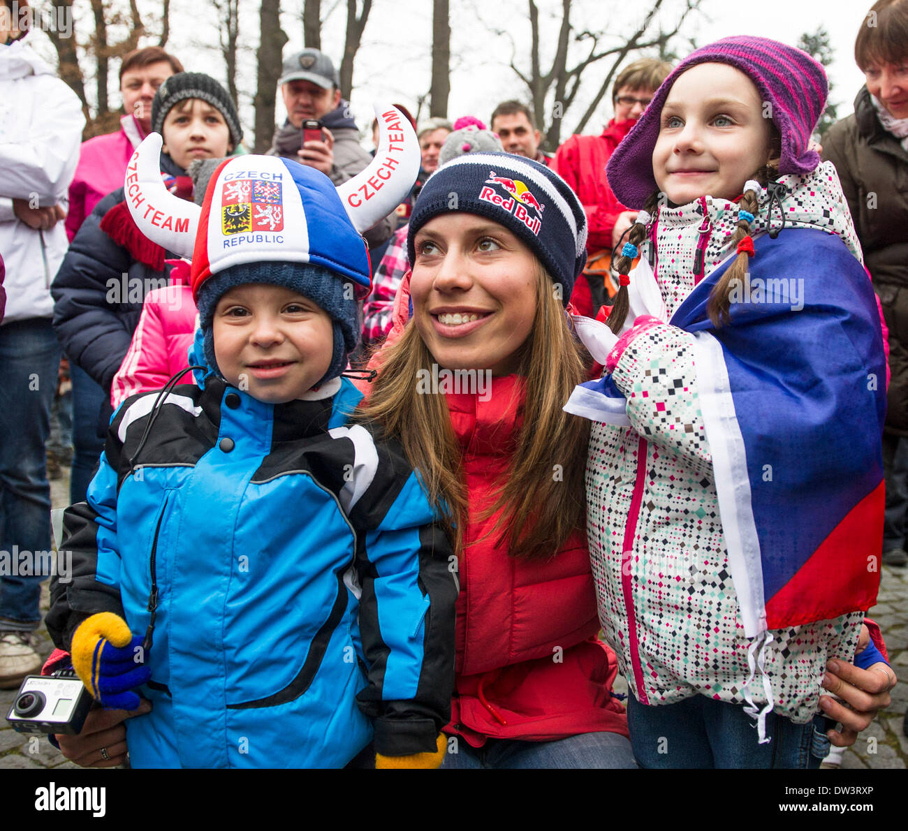 Vrchlabi, République tchèque. Feb 26, 2014. Snowboard cross olympique tchèque Eva Samkova médaillé d'or avec ses fans en photo après son arrivée à Vrchlabi, République tchèque, le 26 février 2014. Photo : CTK/Tanecek Photo/Alamy Live News Banque D'Images