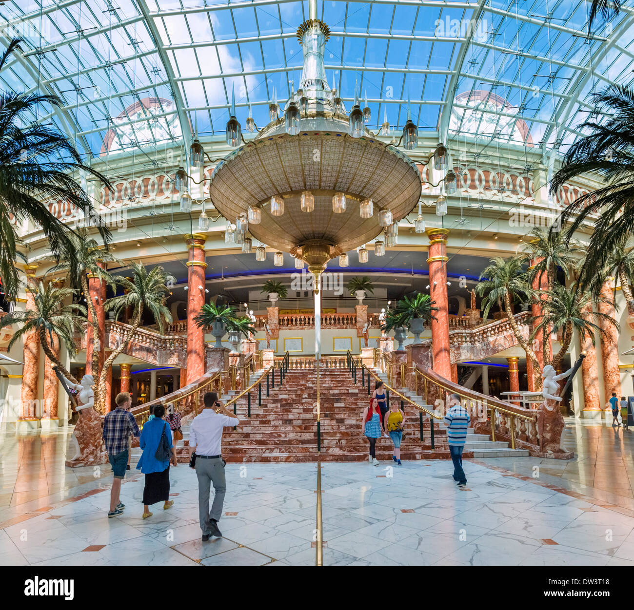 La grande salle à l'intérieur du complexe commercial Trafford Centre, Dumplington, Greater Manchester, Angleterre, RU Banque D'Images