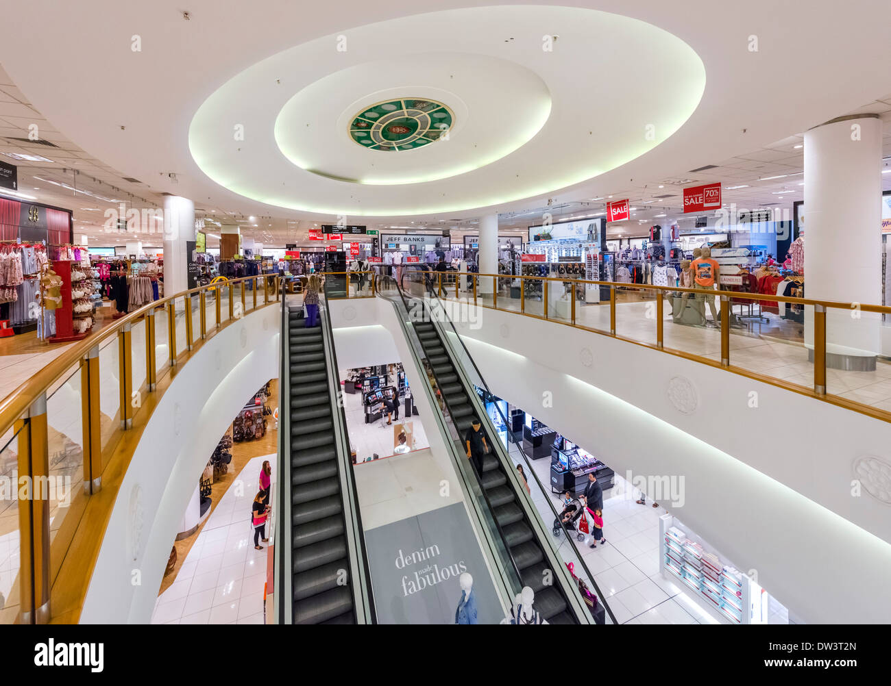 Intérieur du magasin Debenhams au complexe commercial Trafford Centre, Dumplington, Greater Manchester, Angleterre, RU Banque D'Images