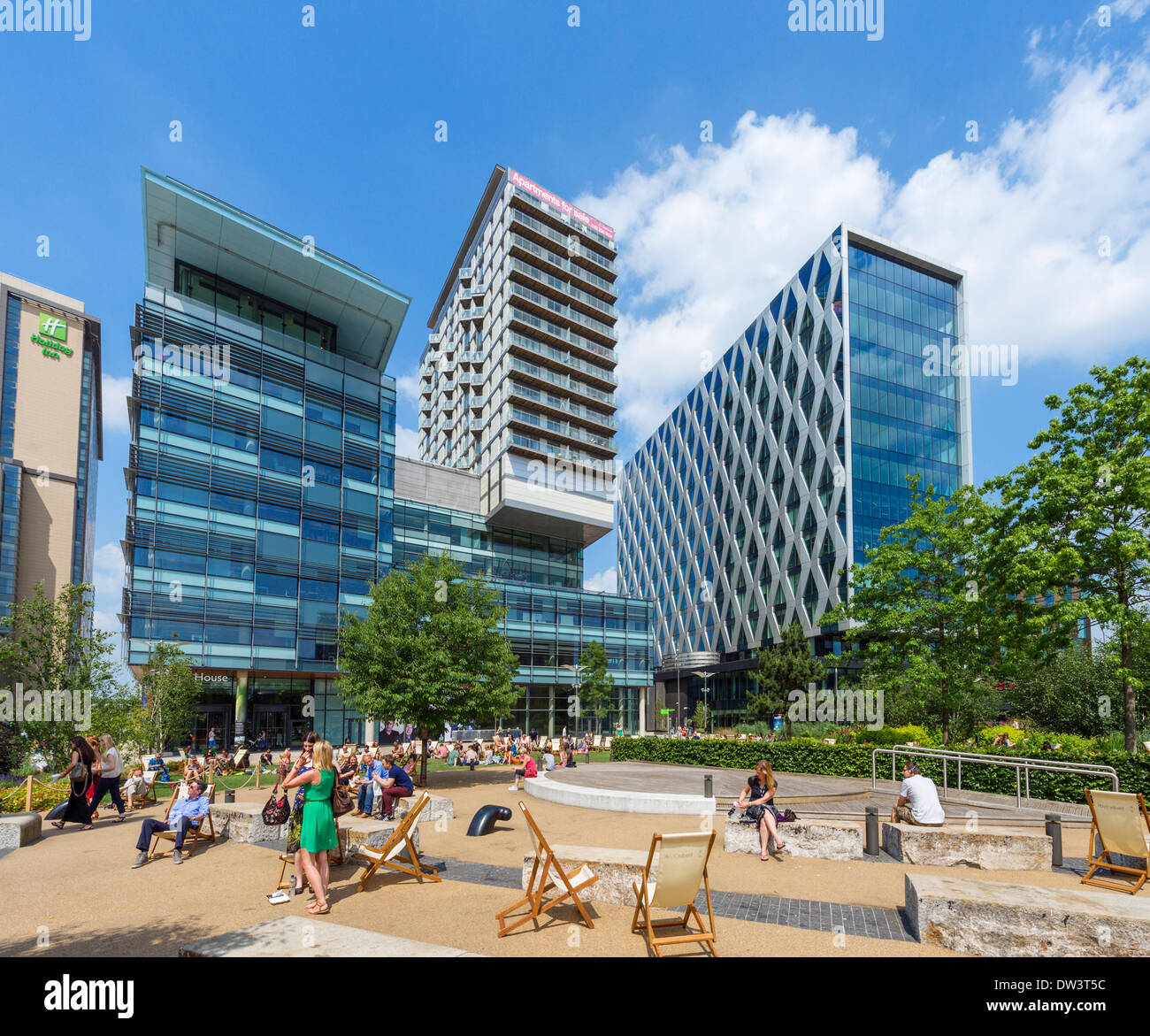 Les gens en train de déjeuner à l'extérieur des appartements et des bureaux près de la BBC studios à MediaCityUK, Salford Quays, Manchester, Angleterre, RU Banque D'Images