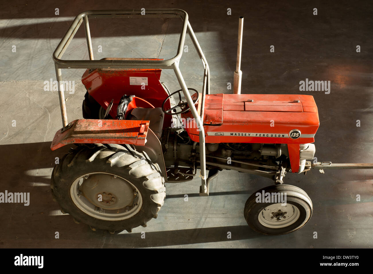 Tracteur Massey Ferguson classic stationné dans un hangar en soleil Banque D'Images