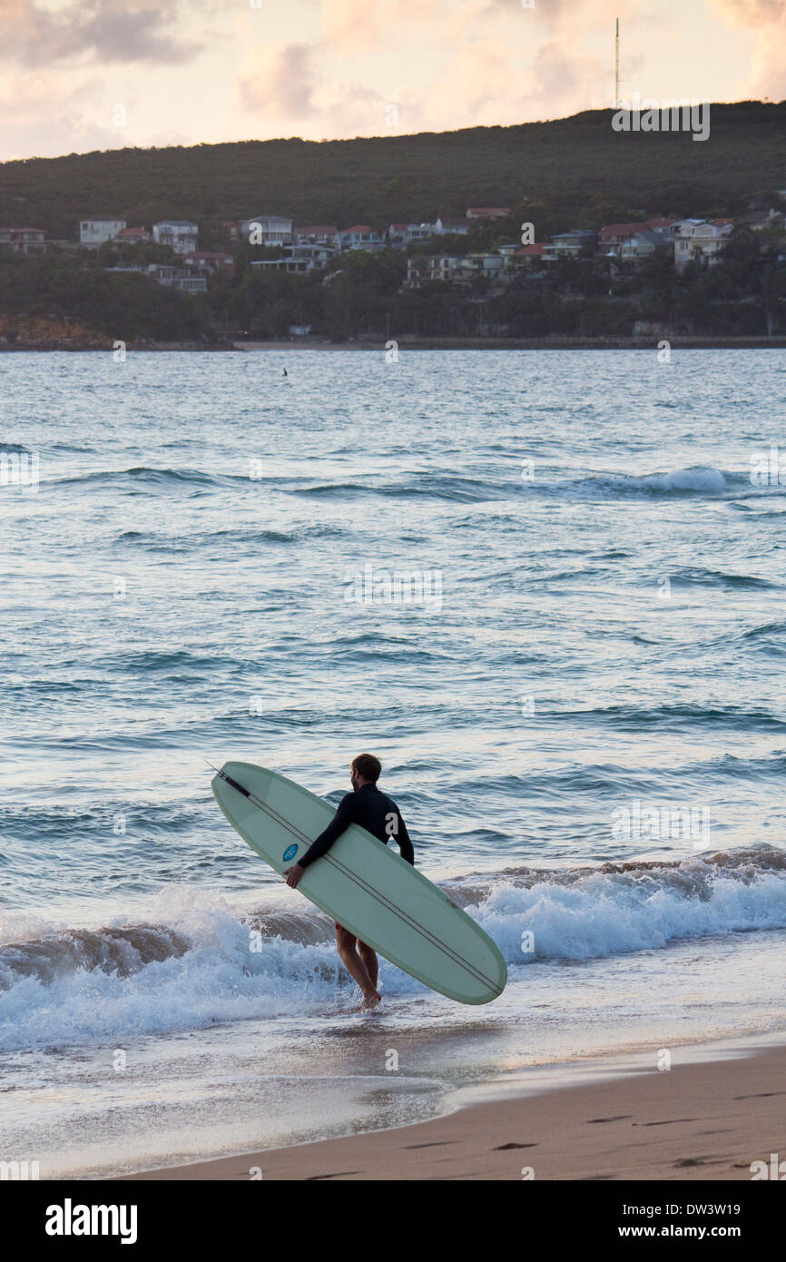 Manly Steyne Nord Plage avec surfer sur le point d'entrer dans le Nord de la mer Plages Sydney NSW Australie Nouvelle Galles du Sud Banque D'Images