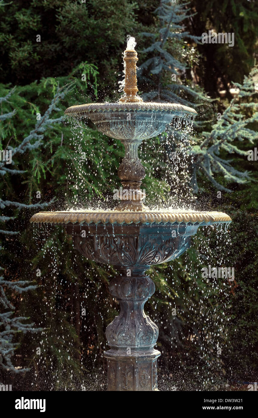 Fontaine en pierre à deux niveaux Banque D'Images