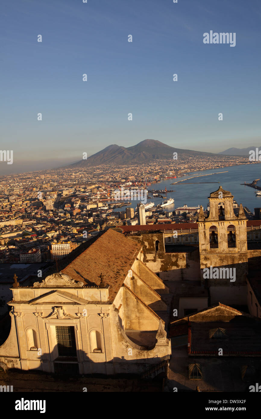 Vue sur le golfe de Naples et le Vésuve au loin, Naples, Italie Banque D'Images