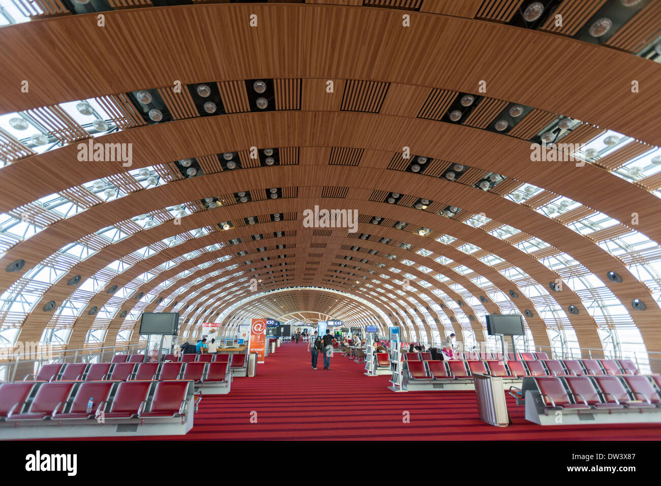 L'aéroport de Paris Charles de Gaulle, Terminal 2E, France. Terminal, conçu par Paul Andreu, Banque D'Images