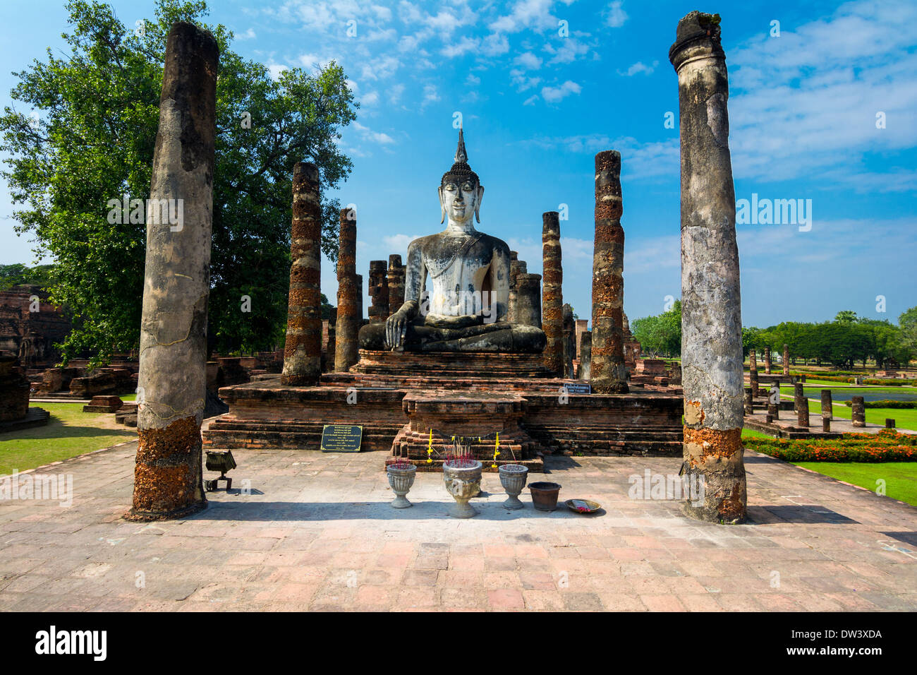 Boudha assis en Wat Mahathat, parc historique qui porte sur les ruines de la vieille ville de Sukhothai, Thailanda Banque D'Images