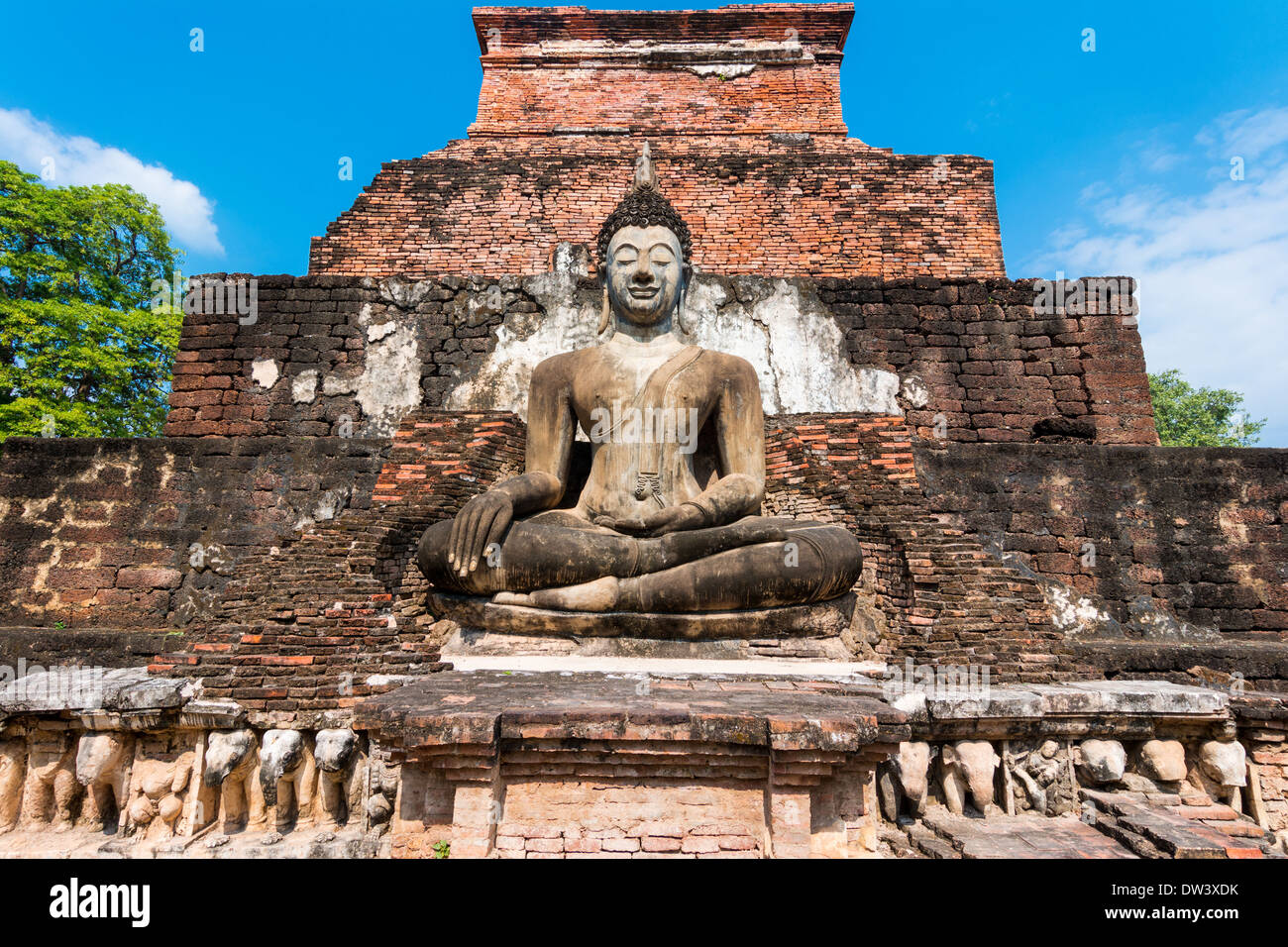 Boudha assis en Wat Mahathat, parc historique qui porte sur les ruines de la vieille ville de Sukhothai, Thailanda Banque D'Images