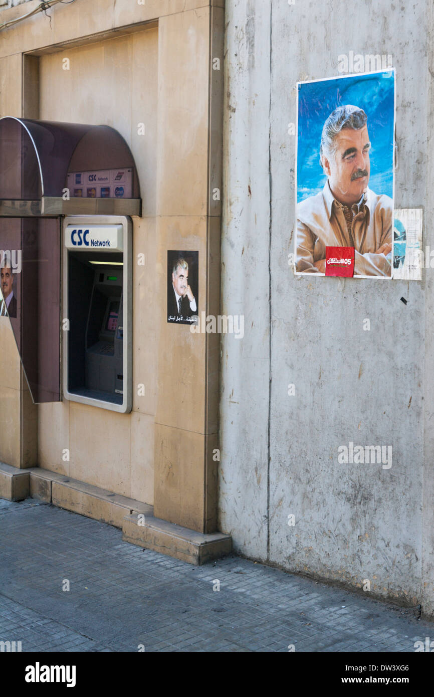 Photos de Rafik Hariri posté dans la rue à Beyrouth, Liban, pour protester contre son assassinat en 2005. Banque D'Images