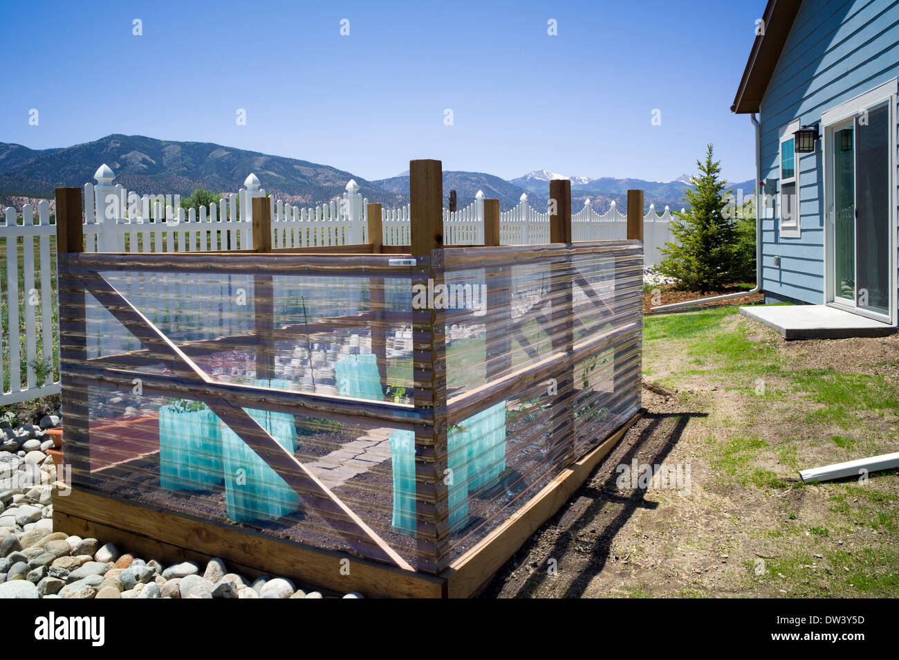 Jardin de légumes à la résidence ; des murs en fibre de réduire au vent Banque D'Images