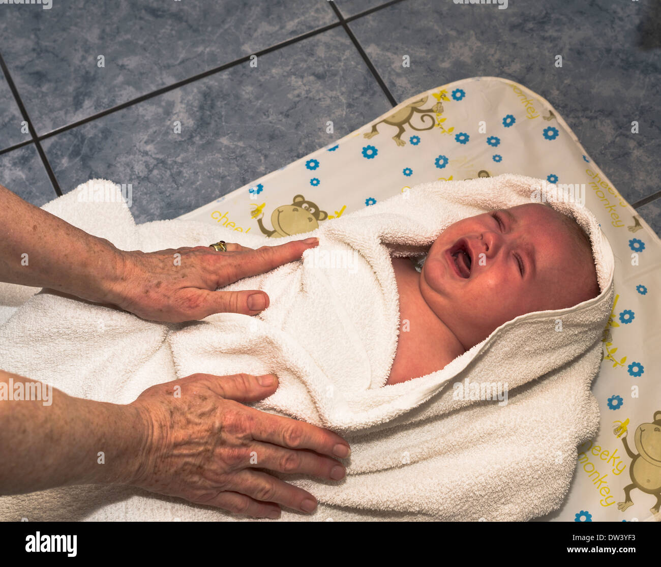 Le séchage de la famille bébé dh bébé qui pleure après bain Banque D'Images