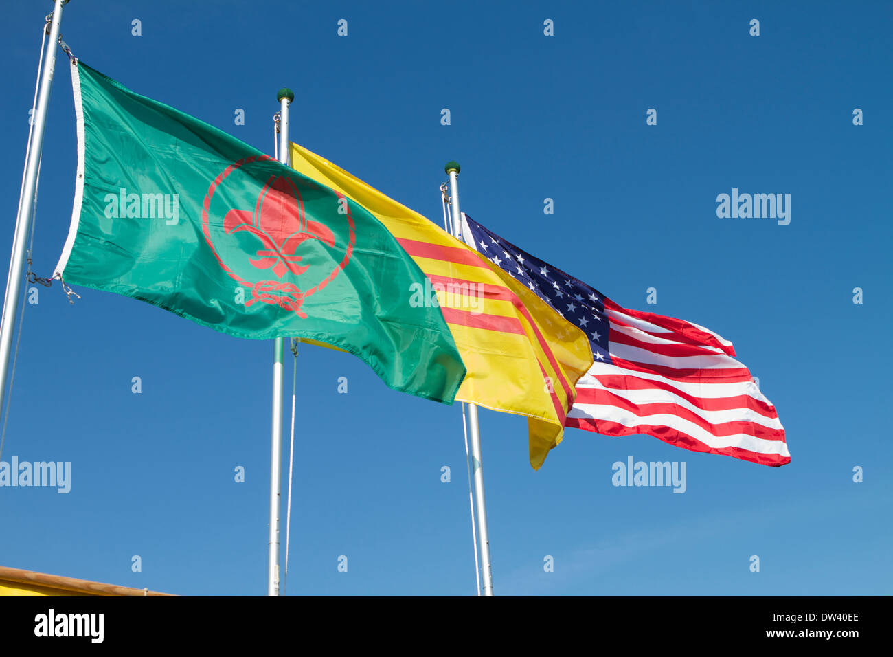 La fag des États-Unis d'Amérique flys à côté de Sud-vietnamiens et les scouts du Vietnam au drapeau Festival Tet Banque D'Images