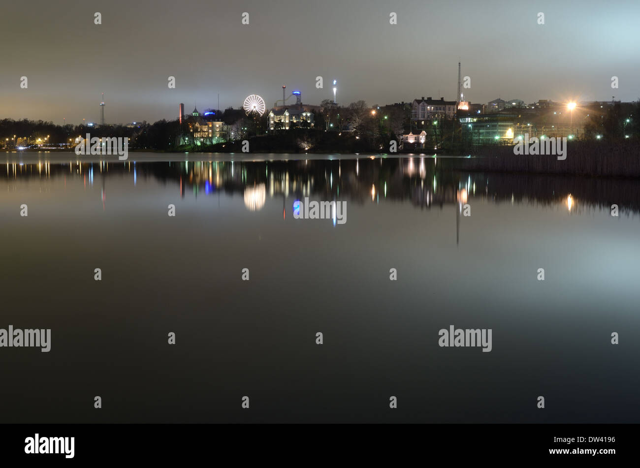 Nuit Helsinki, capitale de la Finlande, le reflet dans l'eau Banque D'Images