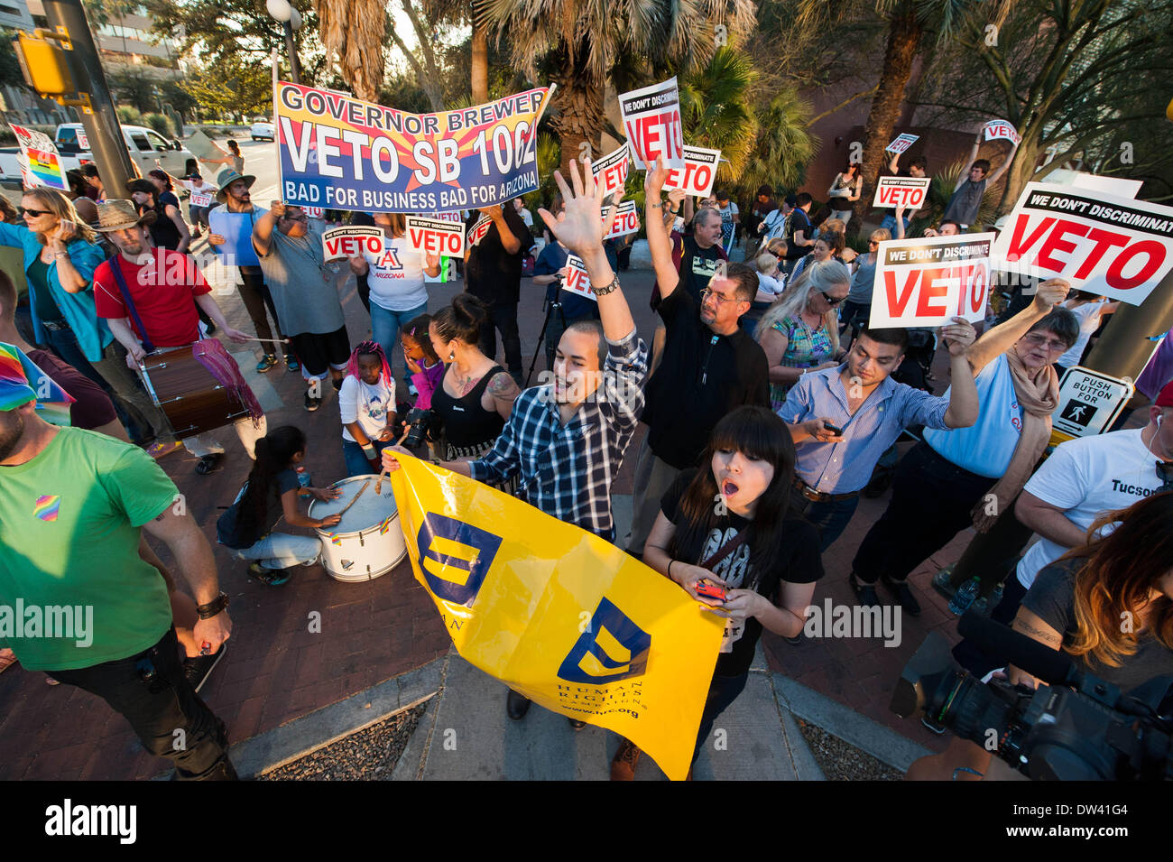 Tucson, Arizona, USA. Feb 26, 2014. Plus de 75 personnes se sont réunies au centre-ville de Tucson (Arizona) en attente de mot du bureau du gouverneur à propos de son action sur la mesure controversée SB1062 qui permettrait aux entreprises privées de refuser de faire les lesbiennes, gays, bisexuels, transexuels et homosexuels en fonction de la propriétaire d'entreprise la liberté de religion. Le gouverneur a mis son veto au projet de loi ce soir. Credit : Seberger/ZUMAPRESS.com/Alamy Live News Banque D'Images