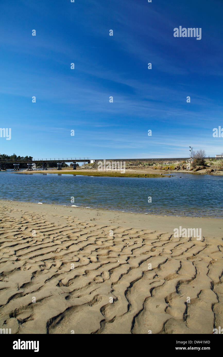 Rivière Waikouaiti, Karitane, et tronc principal ligne de chemin de fer, Dunedin, Otago, île du Sud, Nouvelle-Zélande Banque D'Images
