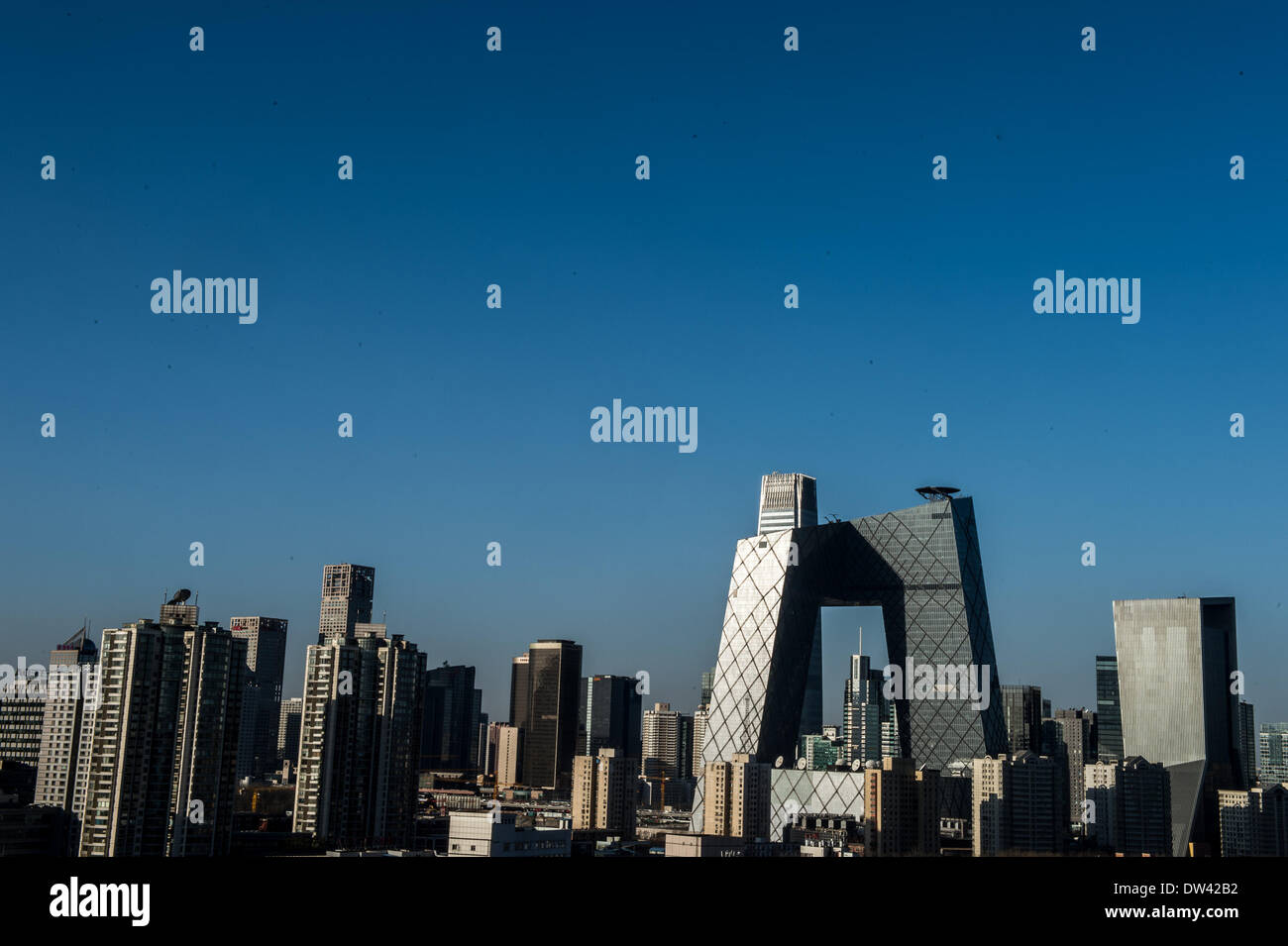 Beijing. Feb 27, 2014. Photo prise le 27 février 2014 montre une bonne visibilité dans le quartier central des affaires © CBD) à Beijing, capitale de la Chine. Le ciel bleu et le soleil est réapparu à Beijing le 27 février grâce à un solide front froid qui a dispersé la semaine de smog. (Zhang Yu/Xinhua/Alamy Live News Banque D'Images