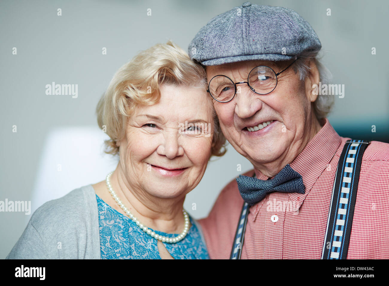 Libre de vêtements intelligents looking at camera Banque D'Images