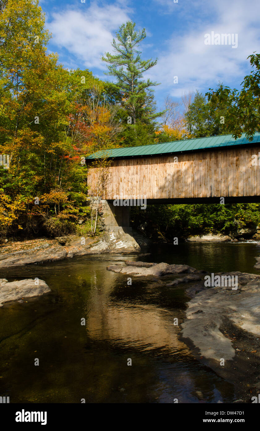 Waterville Vermont Montgomery pont couvert avec le pont couvert de feuillage d'automne dans le Nord de la Nouvelle-Angleterre Banque D'Images