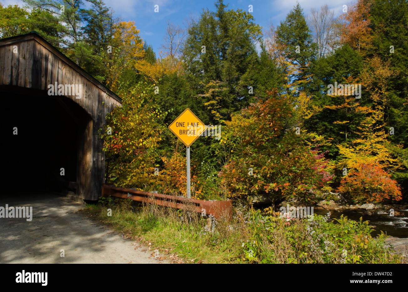 Waterville Vermont Montgomery pont couvert avec le pont couvert de feuillage d'automne dans le Nord de la Nouvelle-Angleterre Banque D'Images