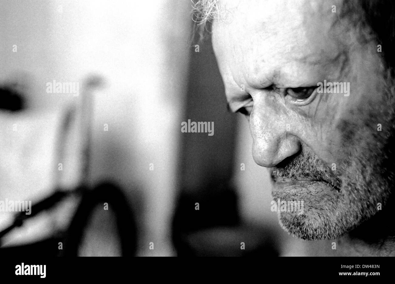 Domingos López est l'un des 30 qui sont confinés dans l'nommé "abrigos" de Prata's old colony. Le personnel qui s'occupent d'eux Banque D'Images