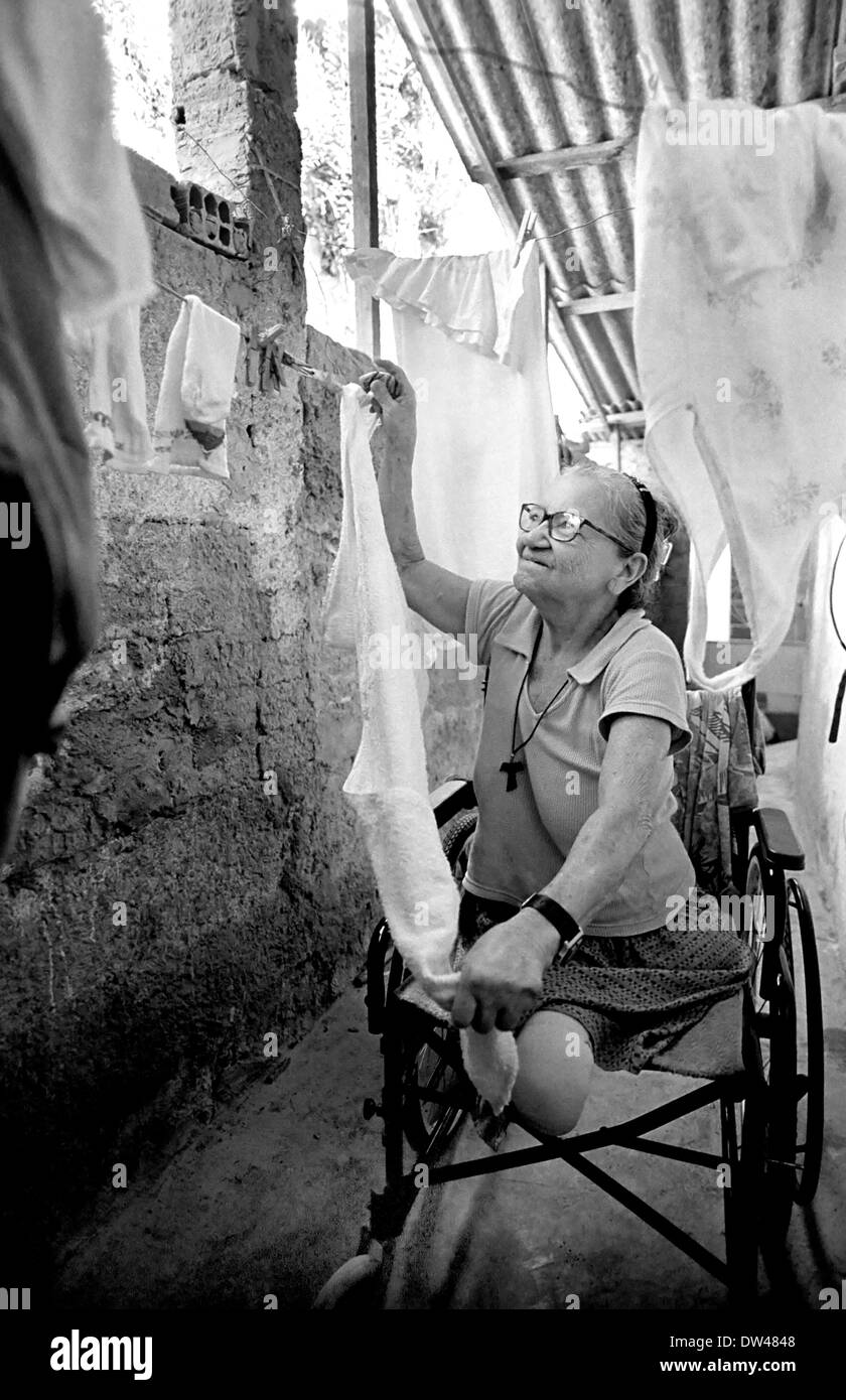 En 1974, elle avait une jambe amputée. Il y a trois ans, l'autre. Elle aime le travail ménager et ne laissez pas les autres le faire pour Banque D'Images