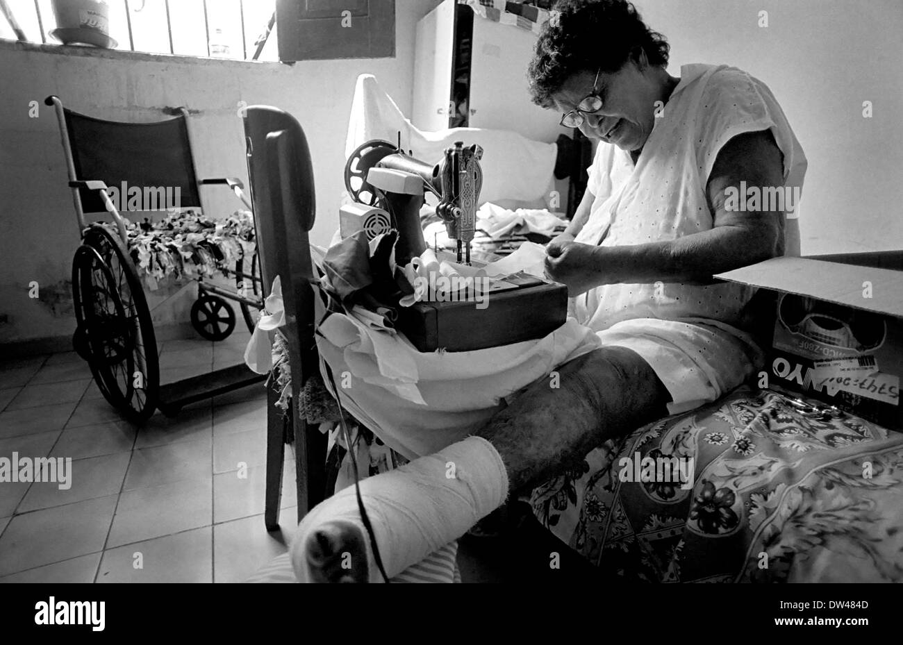 Abrigos de Don Rodrigo de Menezes (Salvador de Bahia). Chaque patient dispose d'une pièce et cherche des passe-temps. Coussins de colorf Banque D'Images