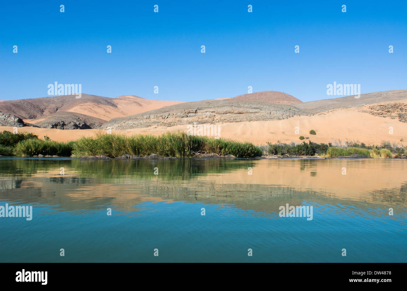 La Namibie Afrique Angola Kunene River Serra Cafema Camp frontière avec dunes de sable et rivière dans l'extrême nord-ouest de la Namibie Banque D'Images