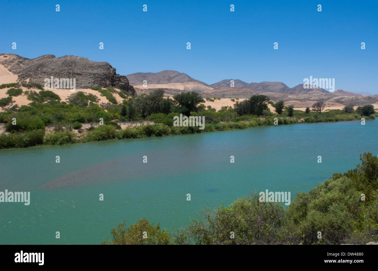 La Namibie Afrique Angola Kunene River Serra Cafema Camp frontière avec dunes de sable et rivière dans l'extrême nord-ouest de la Namibie Banque D'Images