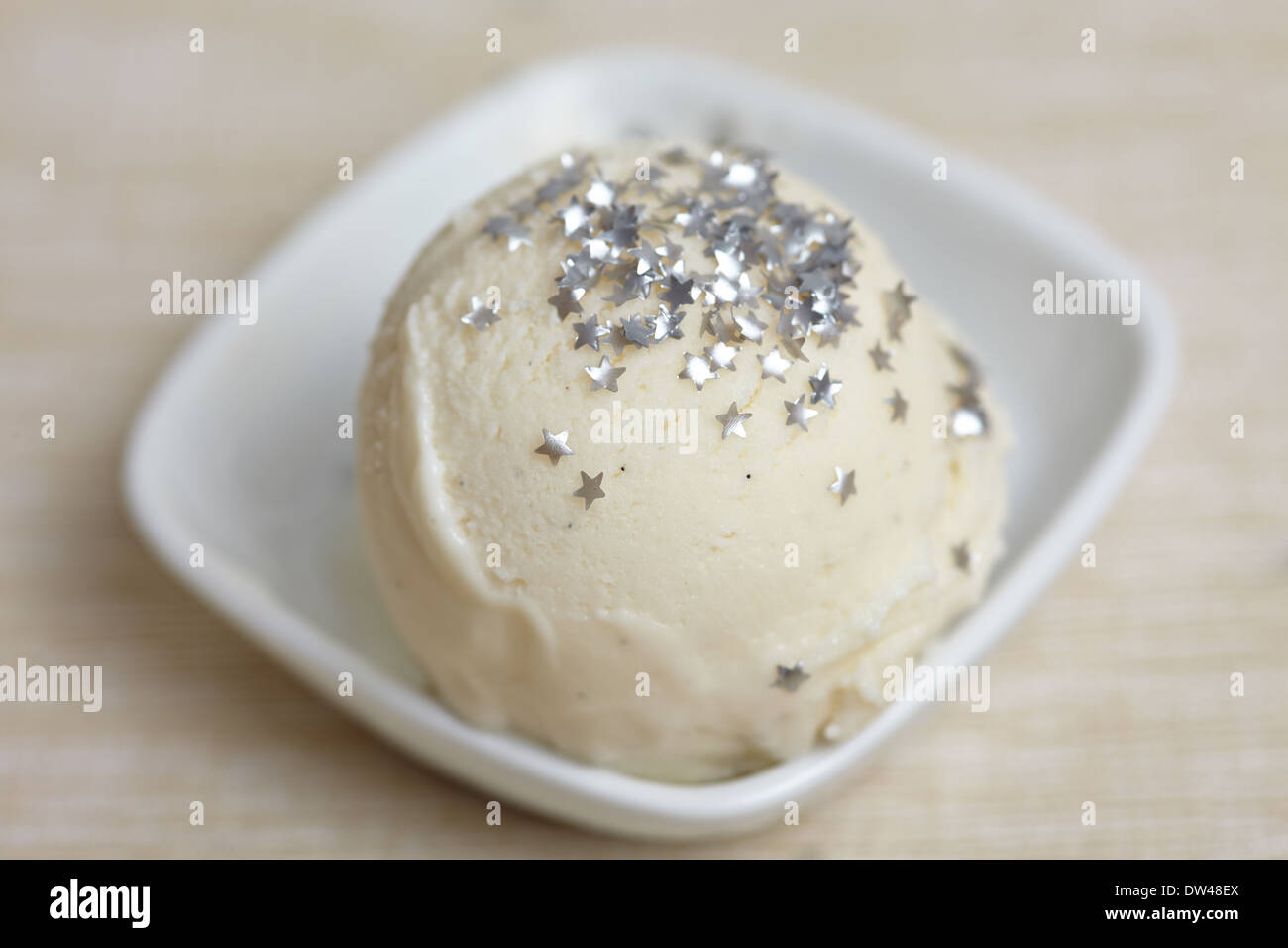 Boule de glace au yaourt congelé fait maison avec des étoiles pour la  décoration comestibles Photo Stock - Alamy