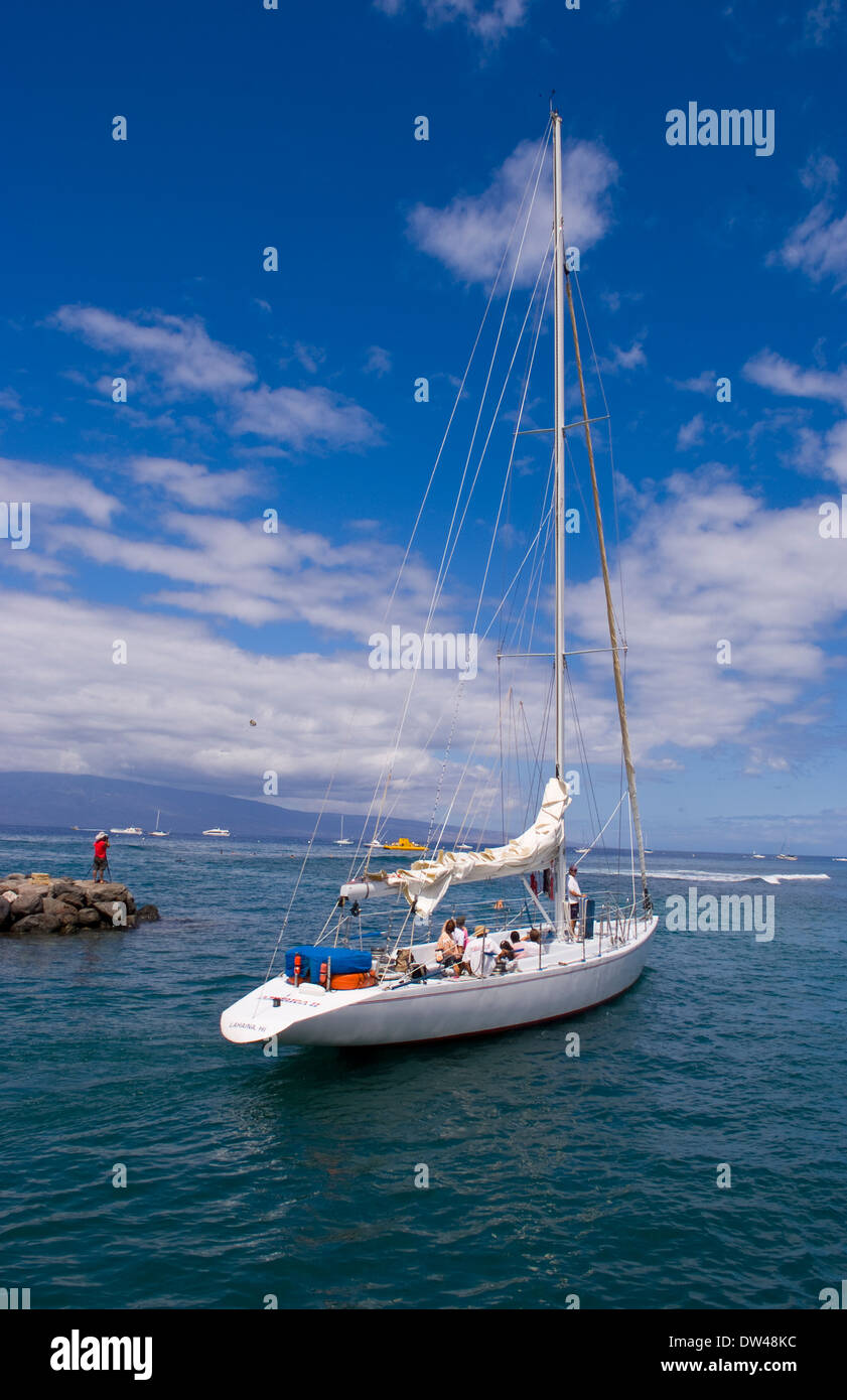 Beaux bateaux dans port de célèbre ville de Lahaina à Maui Hawaii Banque D'Images