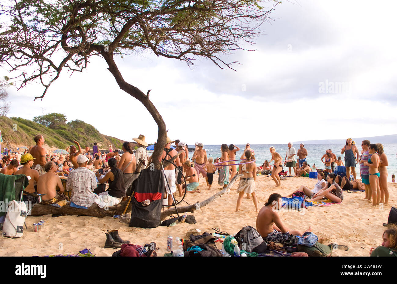 Pour un usage éditorial uniquement à distance isolés festival hippie Love Fest avec les nudistes musique danse à grande plage Banque D'Images