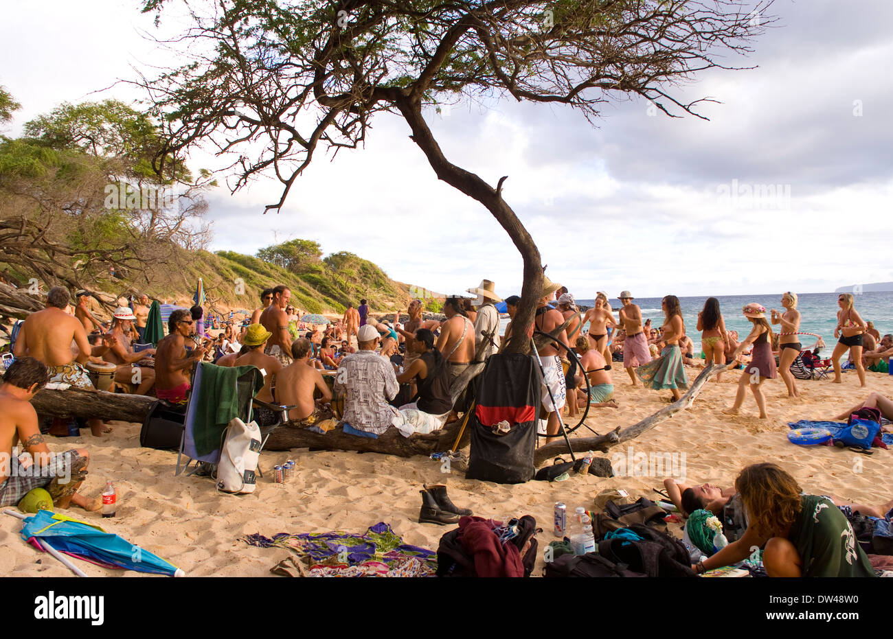 Pour un usage éditorial uniquement à distance isolés festival hippie Love Fest avec les nudistes musique danse à grande plage Banque D'Images