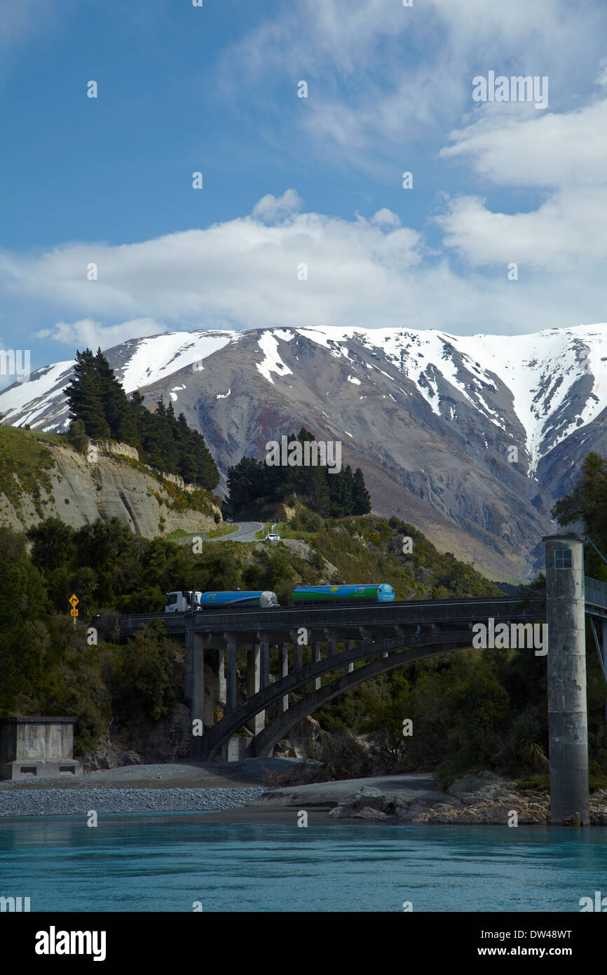 Fonterra citerne crossing rivière Rakaia et Mount Hutt, Canterbury, île du Sud, Nouvelle-Zélande Banque D'Images