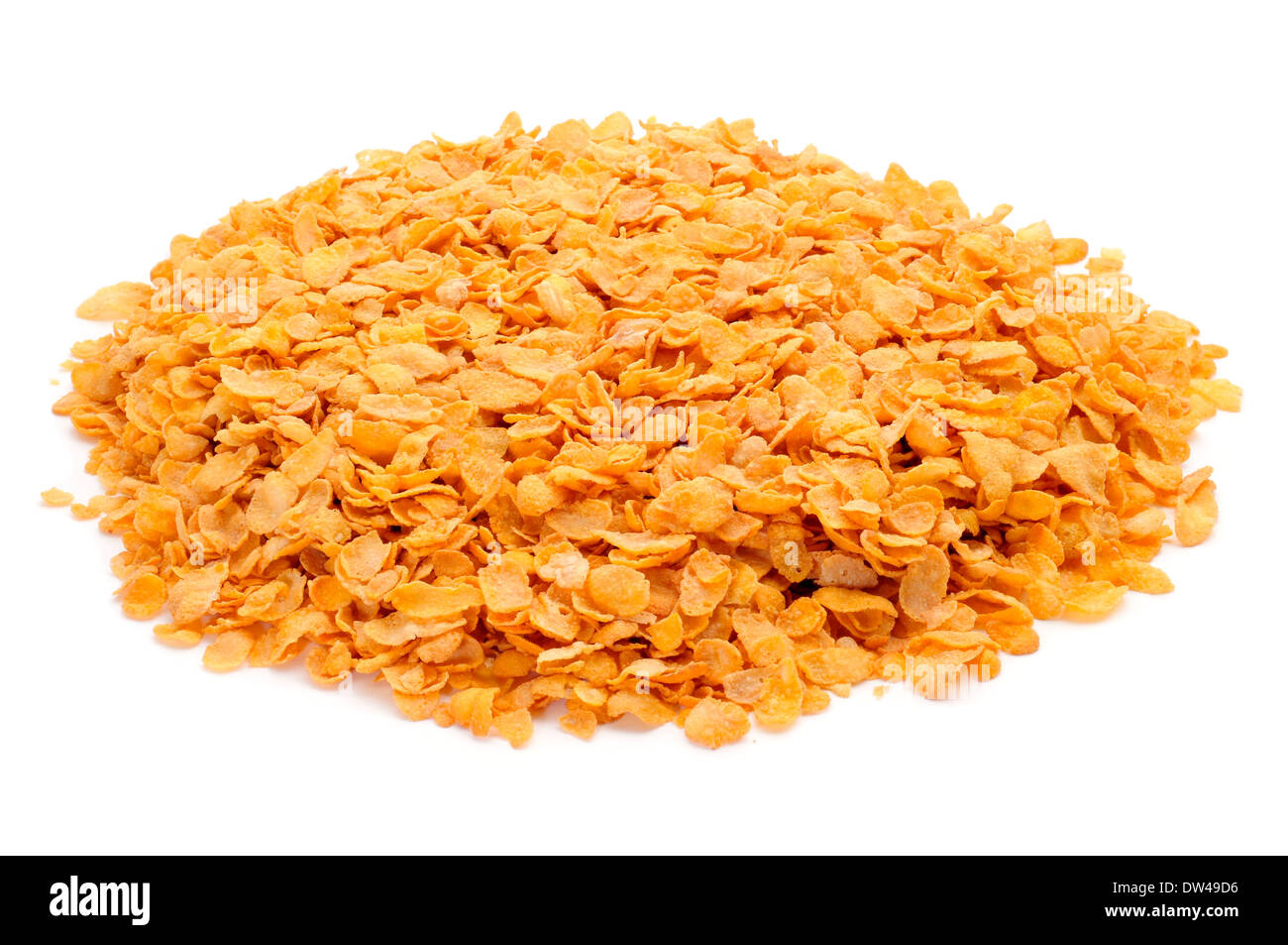 Un tas de flocons de maïs sur un fond blanc Banque D'Images