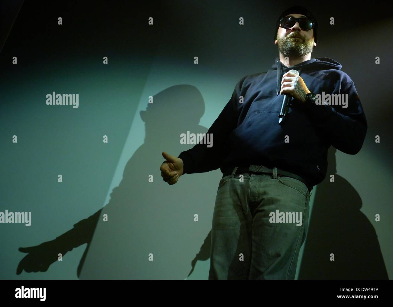 Berlin, Allemagne. Feb 26, 2014. Le rappeur allemand Sido joue sur la scène à la salle de concert sold out Columbiahalle à Berlin, Allemagne, 26 février 2014. Photo : Britta Pedersen/dpa/Alamy Live News Banque D'Images