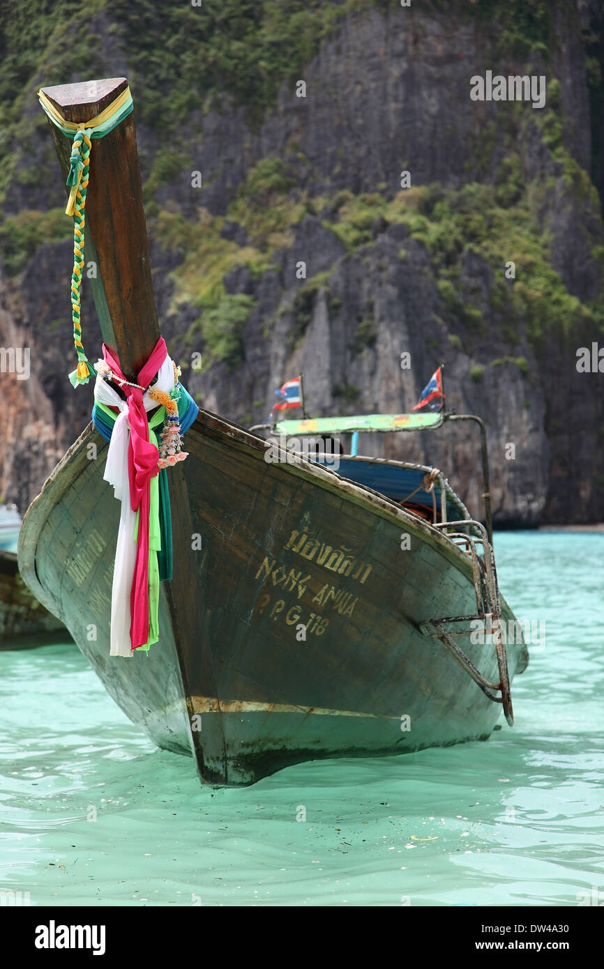 Bateau de pêche thaïlandais en rubans cove Banque D'Images