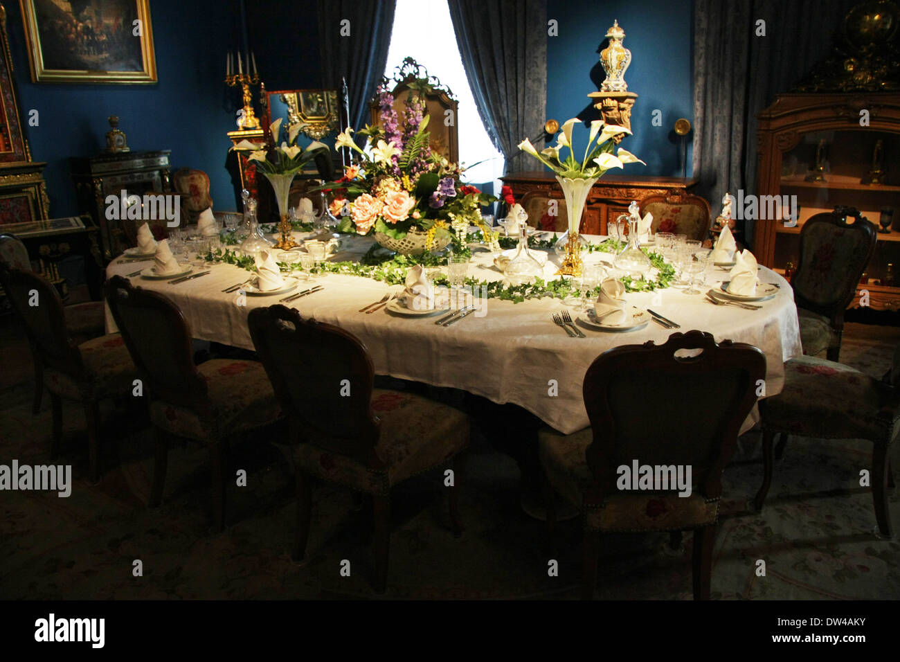 Table à manger de style victorien, l'établissement service d'argent couverts dans une salle à manger Banque D'Images