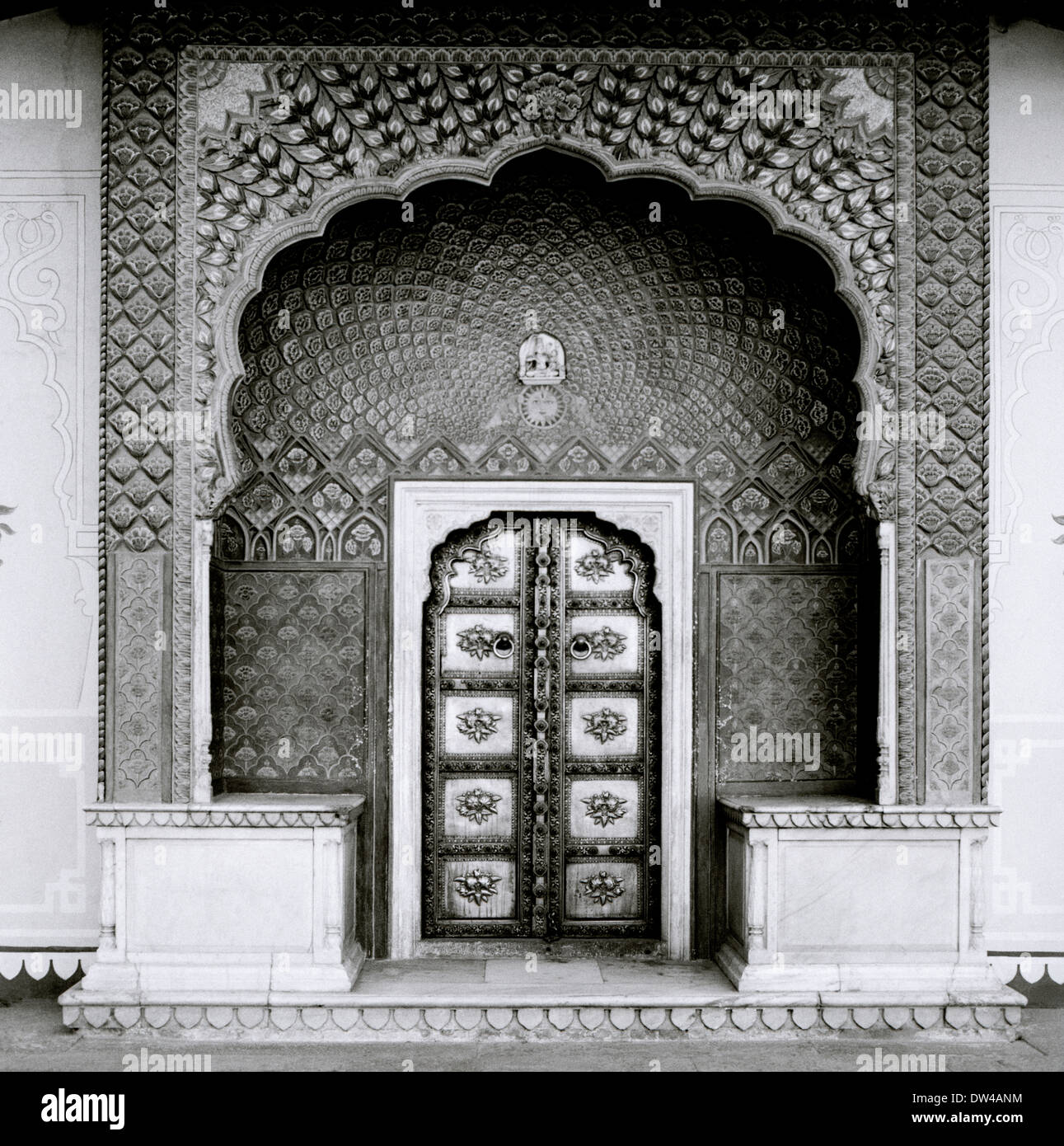 Rose Gate à Jaipur City Palace à Jaipur La ville rose du Rajasthan en Inde, en Asie du Sud. Porte Architecture bâtiment orné de décoration Travel Banque D'Images