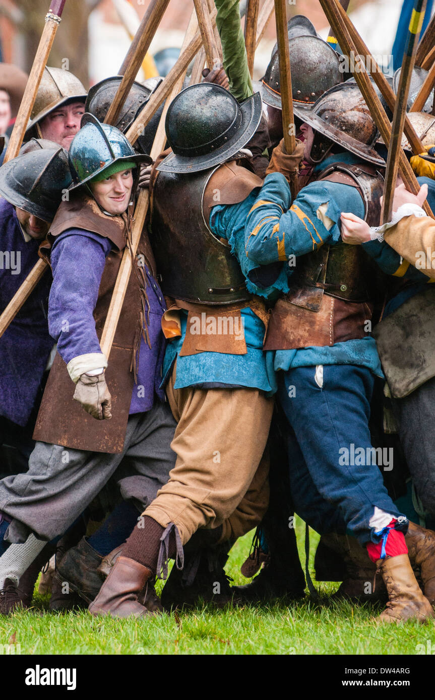 Les membres de l'Hogan-vexel au cours de la reconstitution de la bataille de Nantwich (Cheshire) sur 'Holly Jour Saint', janvier 2014. Banque D'Images