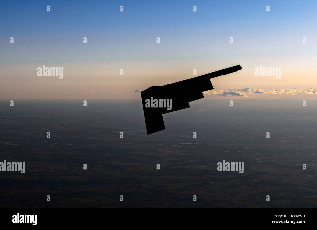 L'US Air Force B-2 Spirit stealth bomber survole Whiteman Air Force Base le 20 février 2014 Le bouton Noster, MO. Banque D'Images