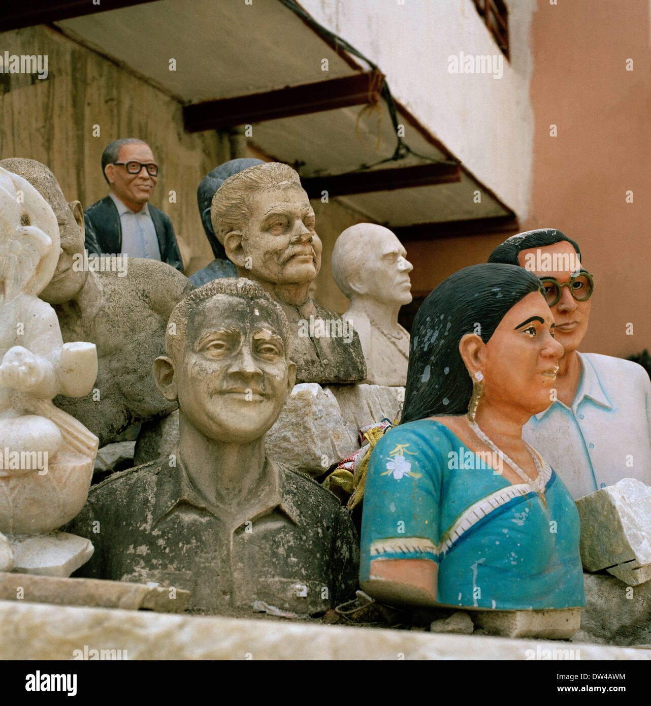 Jaipur au Rajasthan en Inde en Asie du Sud. Les gens de l'art surréaliste le surréalisme surréaliste têtes tête Artisanat Indien Bizarre Tailleur Banque D'Images