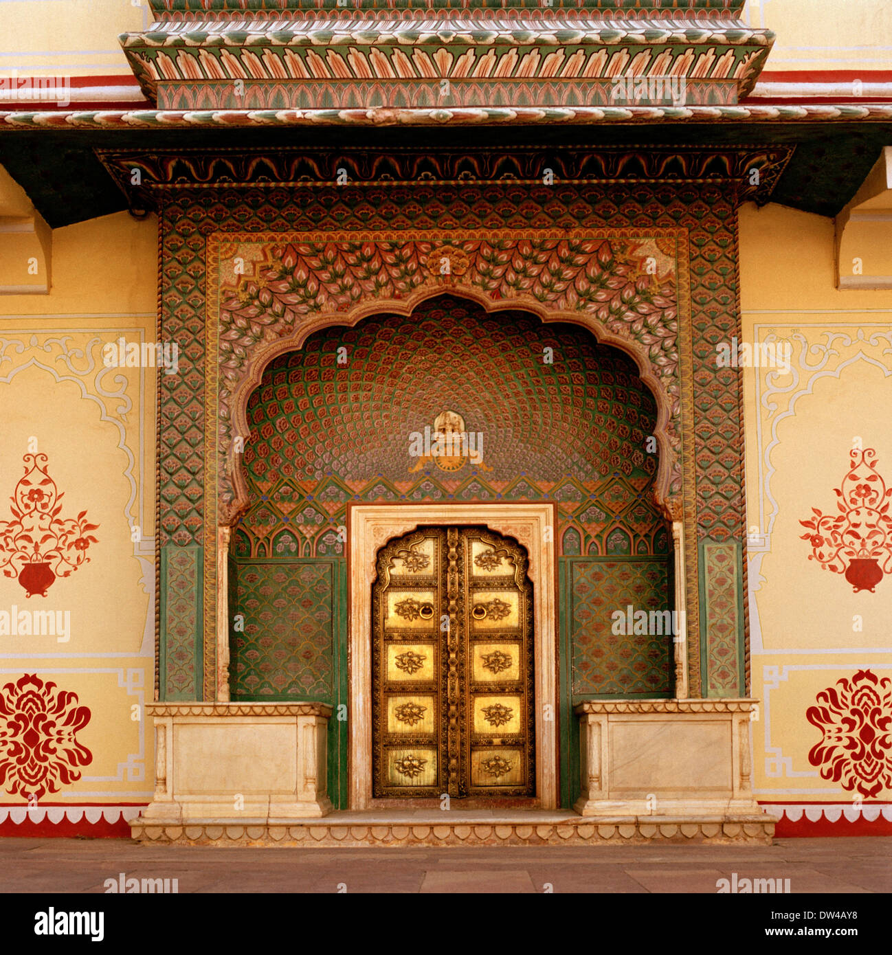 Rose Gate à Jaipur City Palace à Jaipur La ville rose du Rajasthan en Inde, en Asie du Sud. Porte Architecture bâtiment orné de décoration Travel Banque D'Images