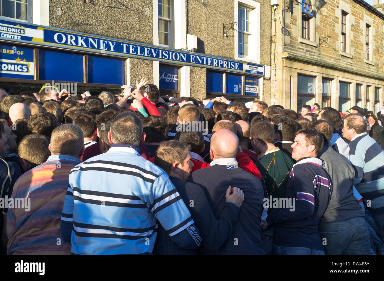 ORKNEY KIRKWALL jeu Ba dh Pack de joueurs Ba Ba New Years day scrum Banque D'Images