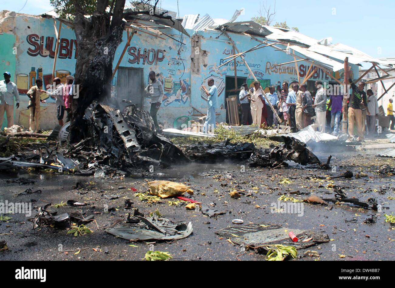 Mogadiscio, Somalie. 27 février 2014. Les gens se rassemblent au site du sautage à Mogadiscio, capitale de la Somalie le 27 février 2014. Au moins 10 personnes ont été tuées et 12 autres ont été blessés après qu'une voiture piégée a explosé dans un restaurant près de l'Agence de renseignement et de sécurité somaliennes siège en capitale Mogadishu, jeudi, une série d'attaques par des militants a frappé la ville, la police dit Crédit : Xinhua/Alamy Live News Banque D'Images