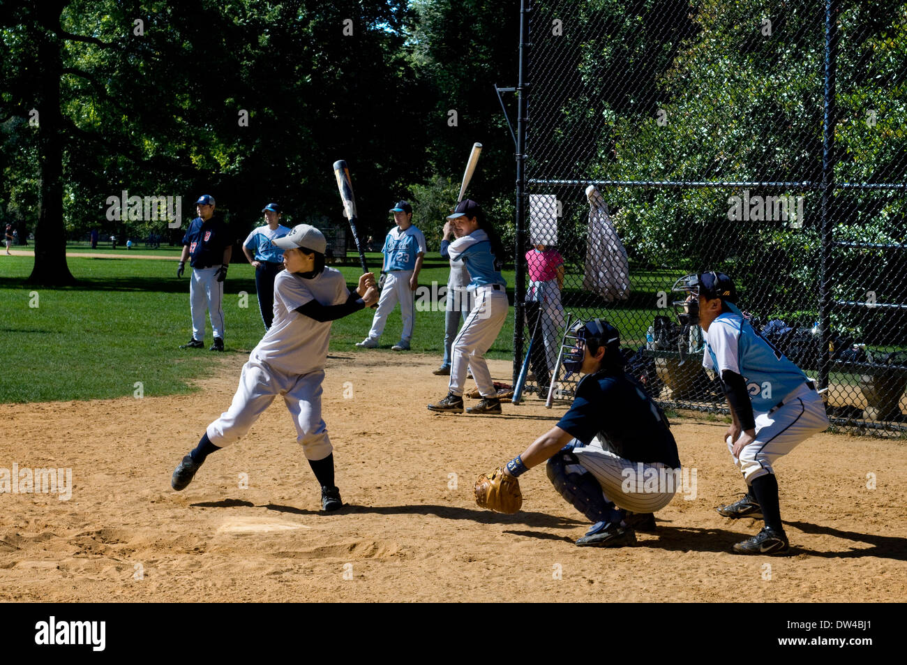 Catcher s voir un match de baseball de Central Park à New York. Central Park occupe 3,4 kilomètres carrés et s'étend sur 50 blocs, co Banque D'Images