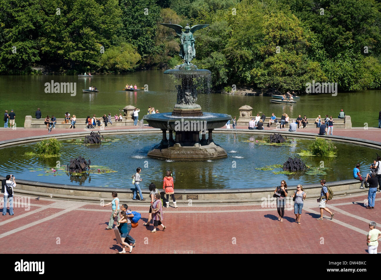 Bethesda Fountain, Central Park, New York City. La sculpture est d'appeler l'Ange de l'eau et a été conçu par Emma Stebbins en 1873. Central Park. Fontaine Bethesda et terrasse. Sur le côté sud de l'étang est ce carré qui culmine dans une immense fontaine circulaire avec une statue appelée Ange des eaux mis en place ici en 1842. Depuis le haut de l'escalier vous avez une belle vue de la source au fond du lac. Banque D'Images