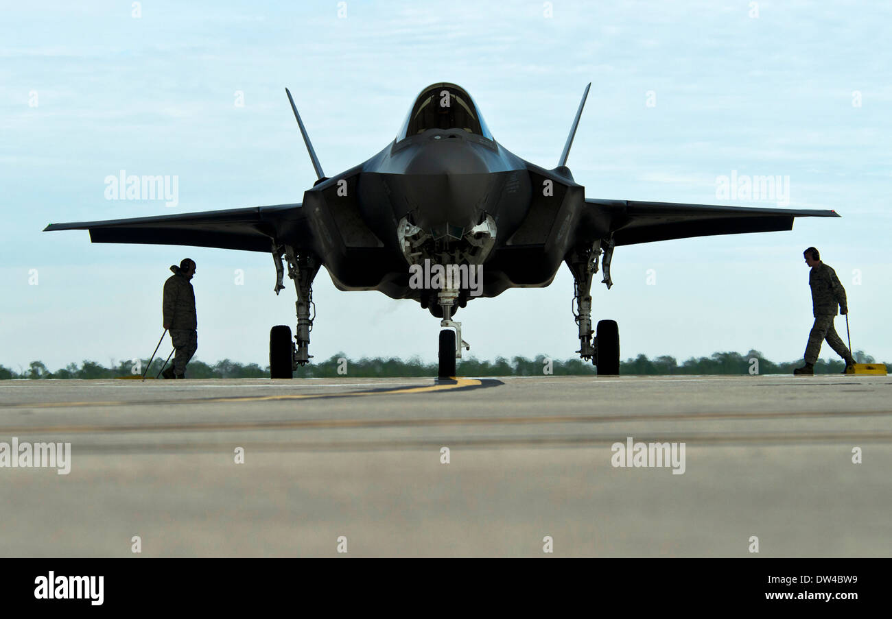 US Air Force airmen préparer un F-35A Lightning II d'avions de chasse pour une sortie de formation à la base aérienne d'Eglin, 12 décembre 2013 à Fort Walton Beach, en Floride. Banque D'Images