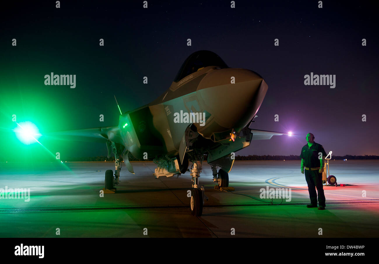 Un chef d'entretien de l'US Air Force surveille un F-35A Lightning II Entretien des avions de chasse lors d'un moteur à la base aérienne d'Eglin, 12 décembre 2013 à Fort Walton Beach, en Floride. Banque D'Images